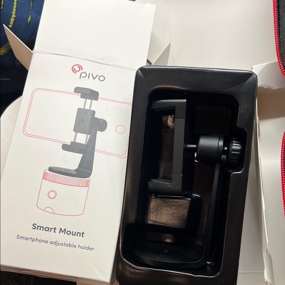 Pivo Smart Mount with Case - Picture 2 of 4